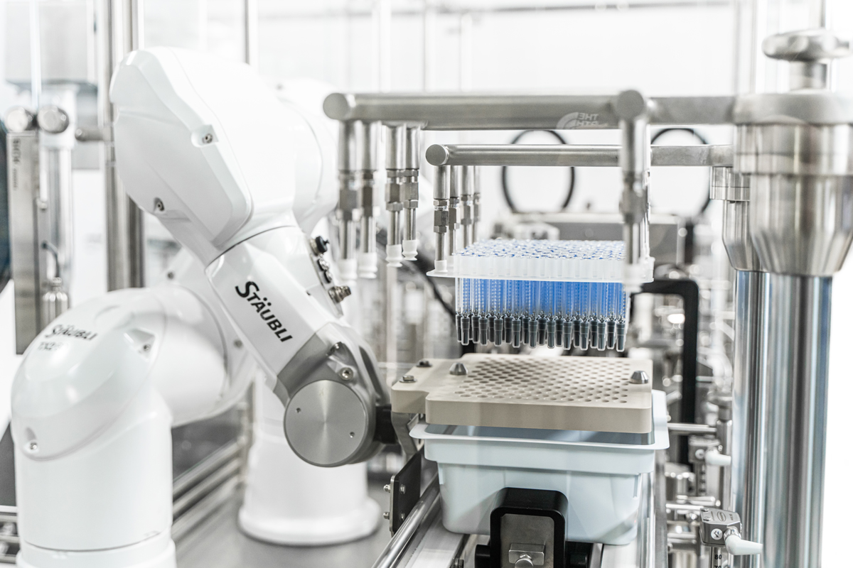 FLEXLINE-Sterile-robotic-filling-machine-for-syringes
